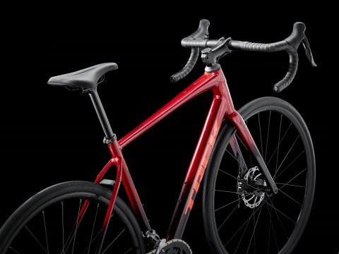 Trek Domane Al 2 Generacja 4 Crimson to Dark Carmine Fade 2026 (52)